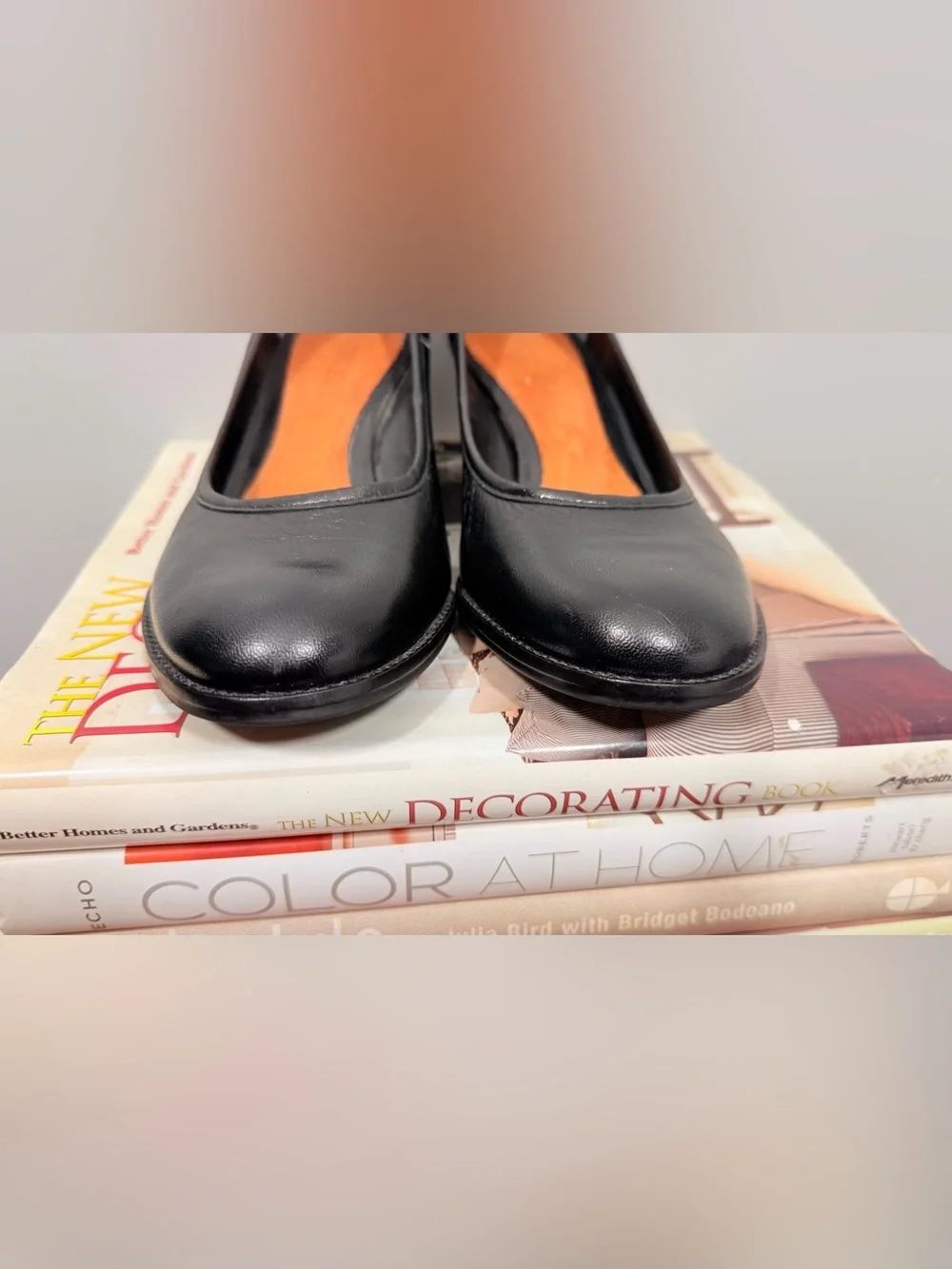AEROSOLES Women's Black Leather Mid-Heel Pumps